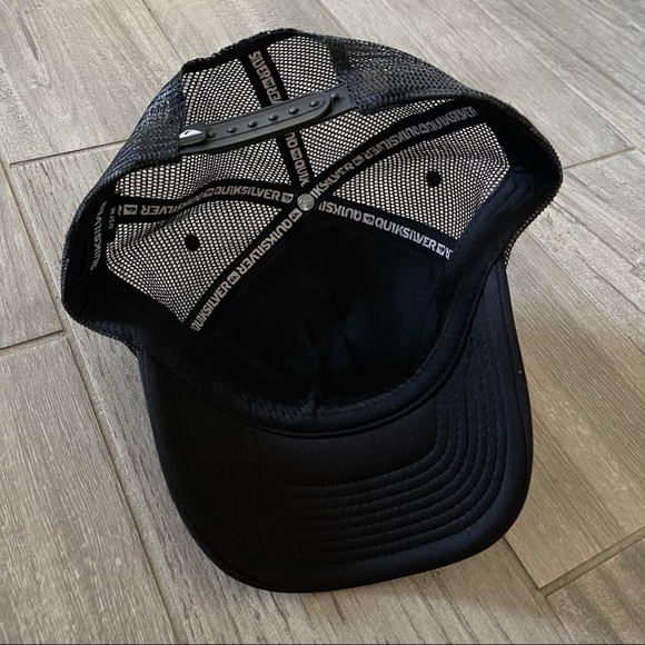 Quiksilver Black Snapback with White Logo - Picture 5 of 6